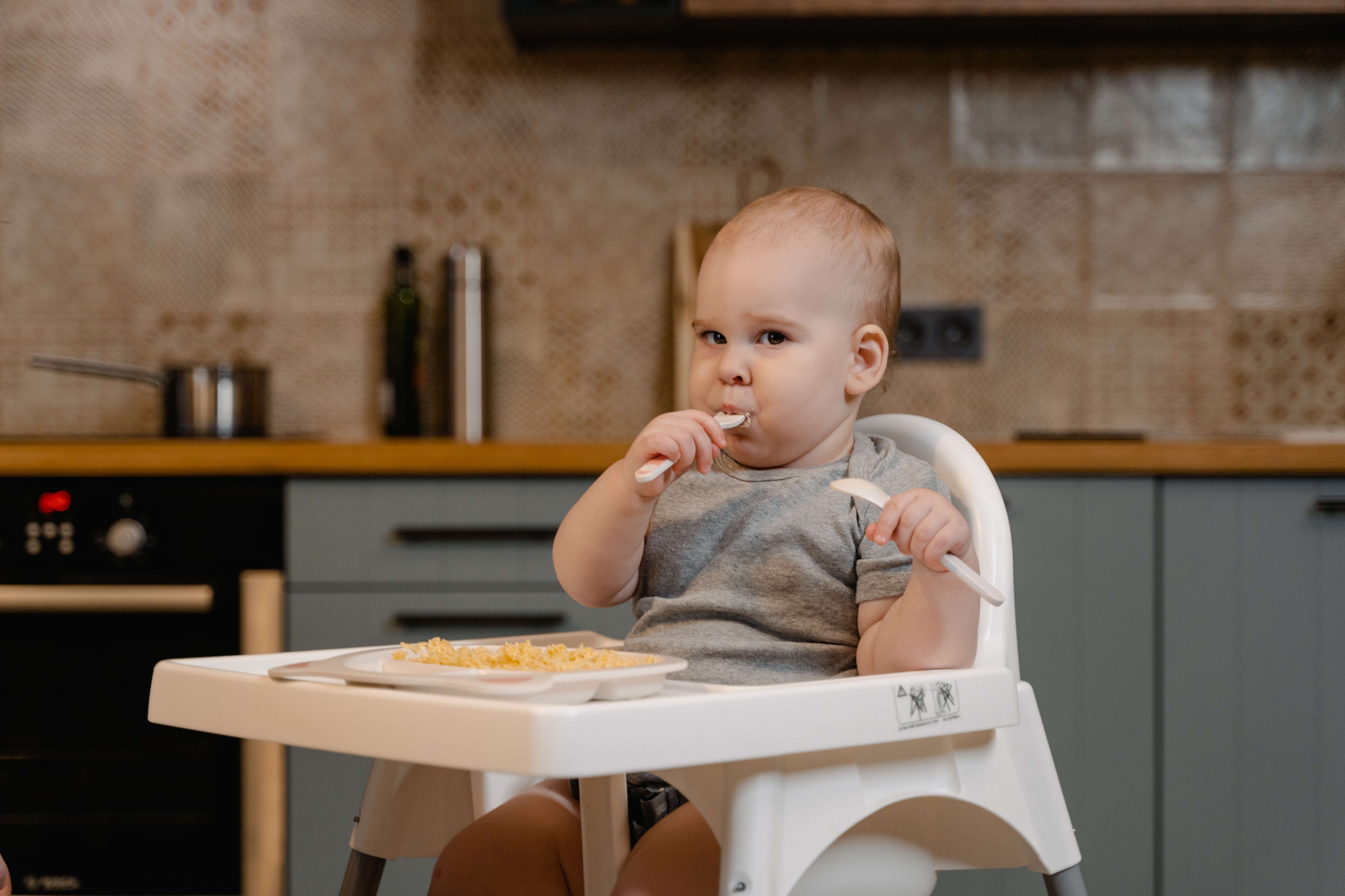 membiarkan anak makan sendiri merupakan bagian dari cara membuat perilaku makan menarik